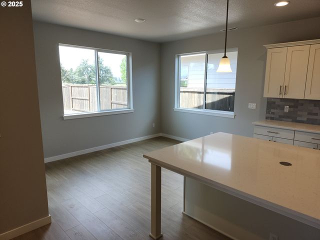 3096 Olympic St 15, Woodburn, OR 97071