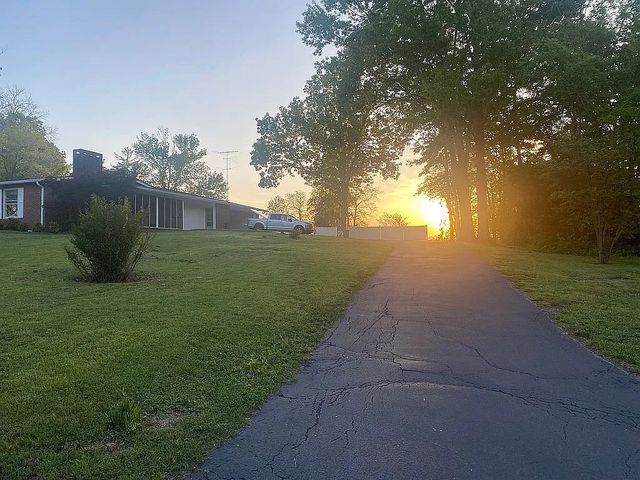1904 Cherokee Dr, Shelbyville, TN 37160