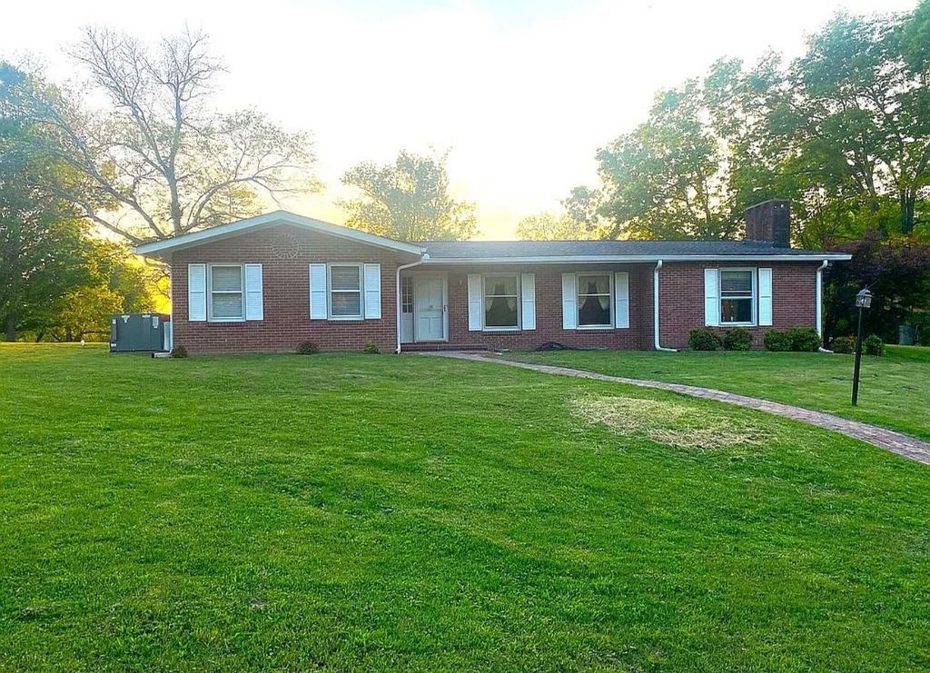 1904 Cherokee Dr, Shelbyville, TN 37160