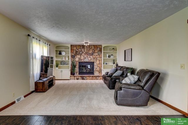 1002 N Beadle Street, Papillion, NE 68046