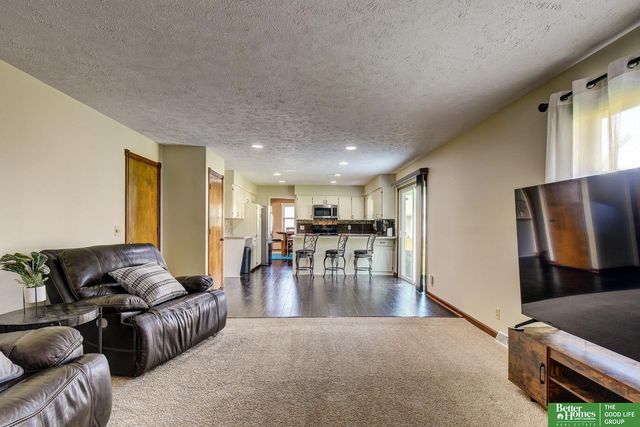 1002 N Beadle Street, Papillion, NE 68046