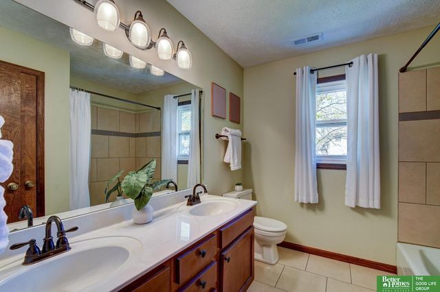 1002 N Beadle Street, Papillion, NE 68046