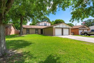 2402 21st Avenue N, Texas City, TX 77590