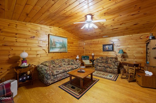 3209 Bear Country Way, Sevierville, TN 37876