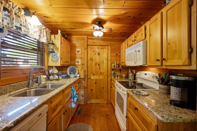 3209 Bear Country Way, Sevierville, TN 37876