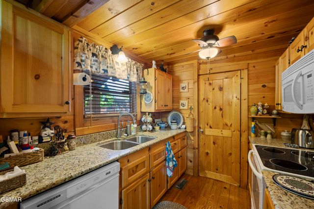 3209 Bear Country Way, Sevierville, TN 37876