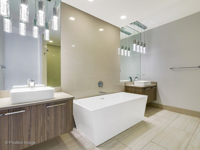1617 W Grand Avenue 2W, Chicago, IL 60622