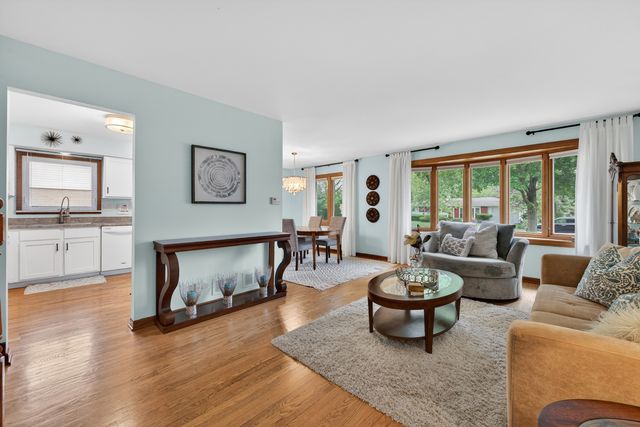 1016 S Haddow Avenue, Arlington Heights, IL 60005