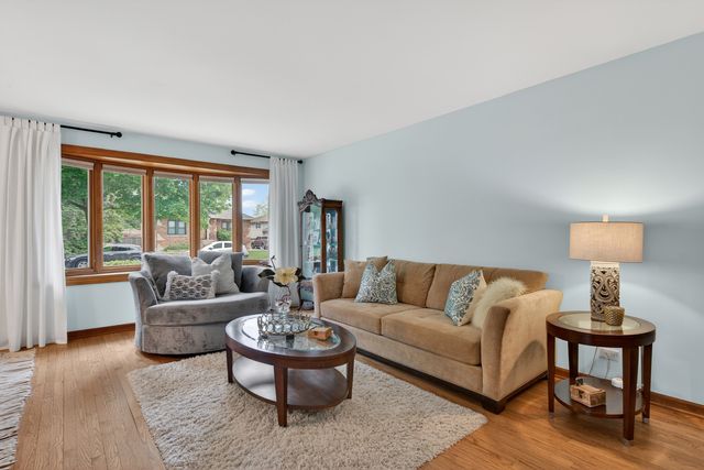 1016 S Haddow Avenue, Arlington Heights, IL 60005