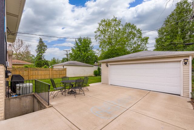 1016 S Haddow Avenue, Arlington Heights, IL 60005