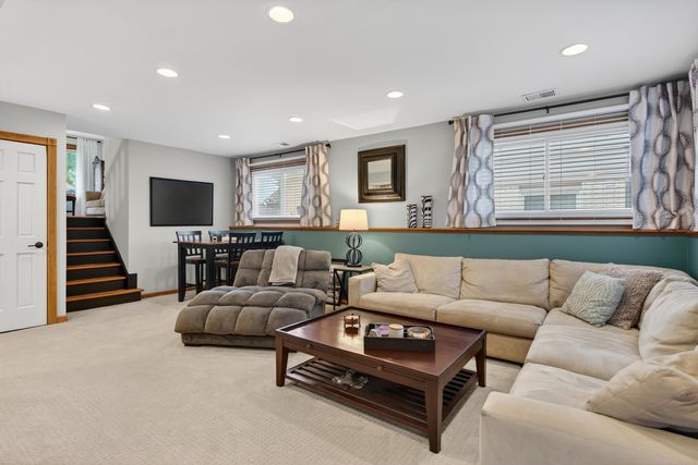 1016 S Haddow Avenue, Arlington Heights, IL 60005