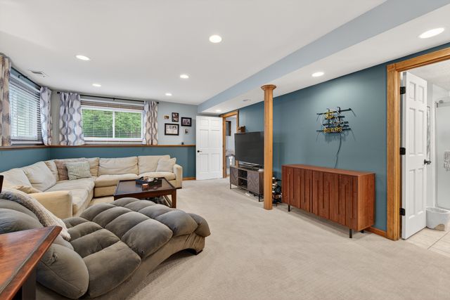 1016 S Haddow Avenue, Arlington Heights, IL 60005