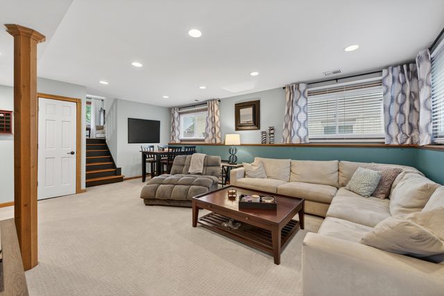 1016 S Haddow Avenue, Arlington Heights, IL 60005