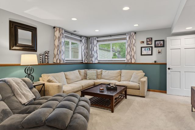 1016 S Haddow Avenue, Arlington Heights, IL 60005