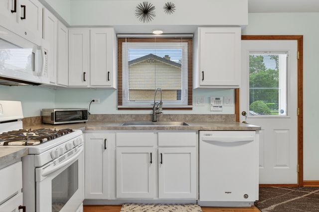 1016 S Haddow Avenue, Arlington Heights, IL 60005