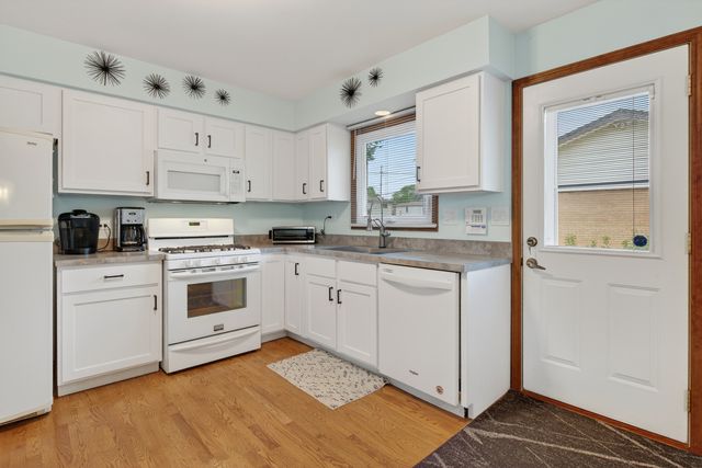 1016 S Haddow Avenue, Arlington Heights, IL 60005
