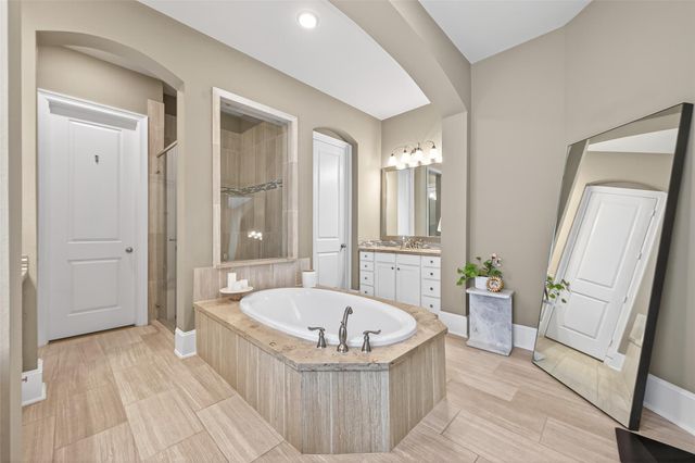 150 Cliftons Curve Way, Montgomery, TX 77316