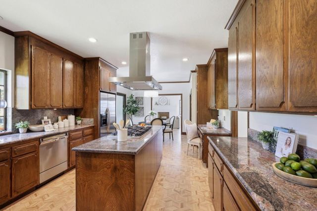 555 Chateau Drive, Hillsborough, CA 94010