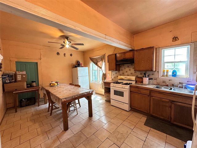 610 W 13th Avenue, Corsicana, TX 75110