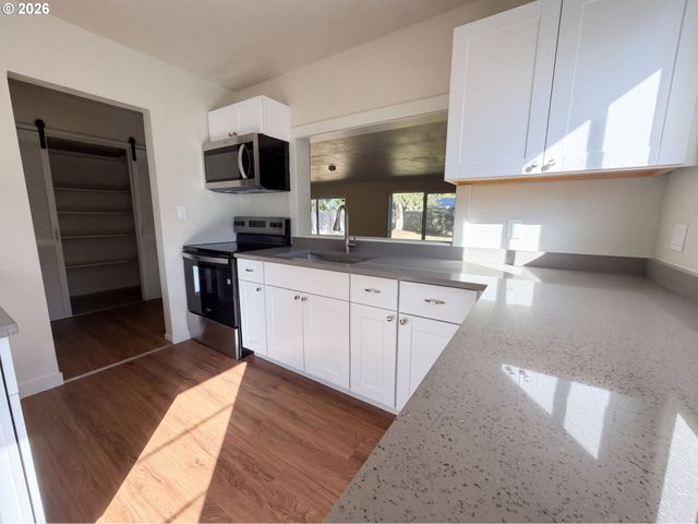 563 MANBRIN Dr, Keizer, OR 97303