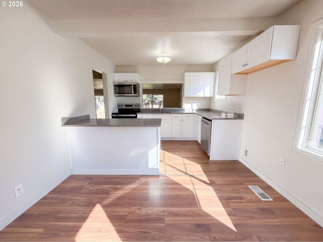 563 MANBRIN Dr, Keizer, OR 97303