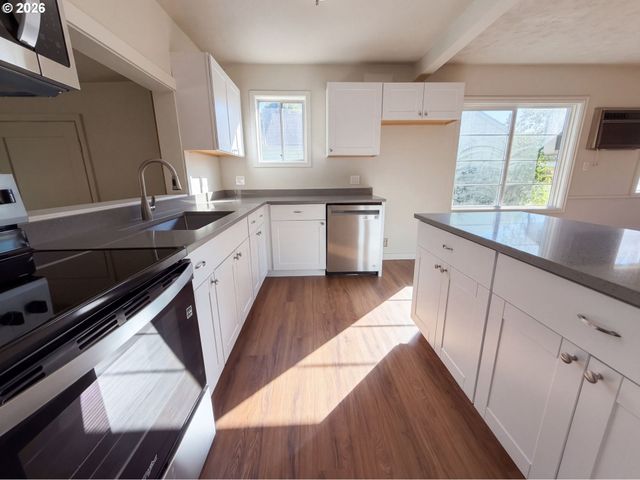 563 MANBRIN Dr, Keizer, OR 97303