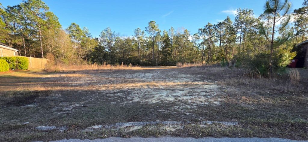 Image 1 of property listing at 122 Alicia Drive, Crestview, FL 32536