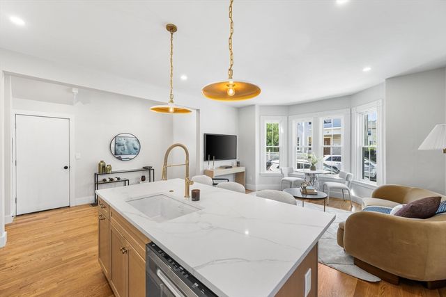 14 Harbor View St 1, Boston, MA 02125