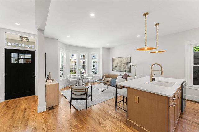14 Harbor View St 1, Boston, MA 02125