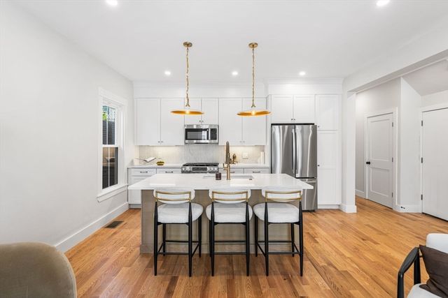 14 Harbor View St 1, Boston, MA 02125
