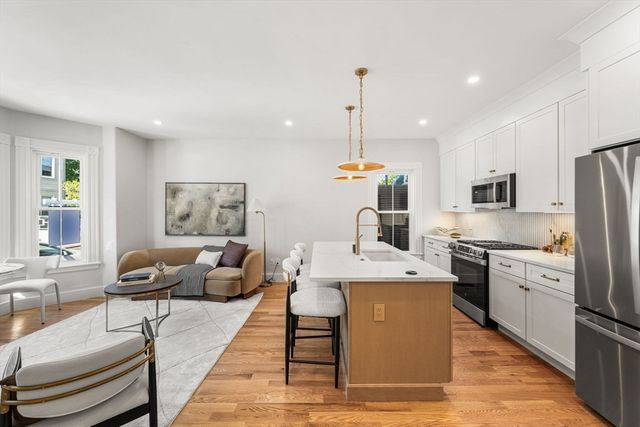 14 Harbor View St 1, Boston, MA 02125