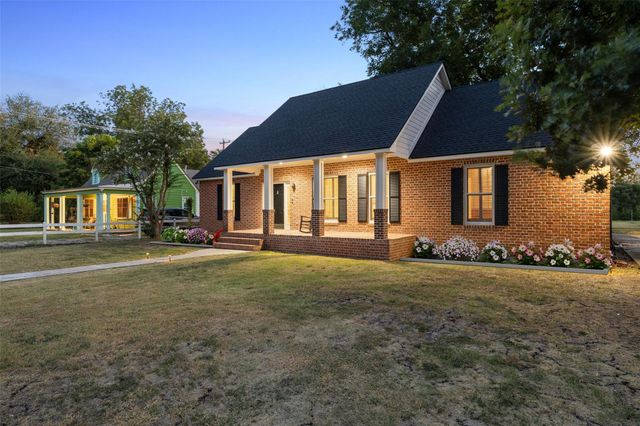 1105 Victoria ST, Taylor, TX 76574