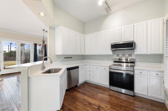 1105 Victoria ST, Taylor, TX 76574