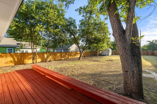 1105 Victoria ST, Taylor, TX 76574