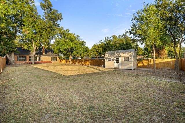 1105 Victoria ST, Taylor, TX 76574
