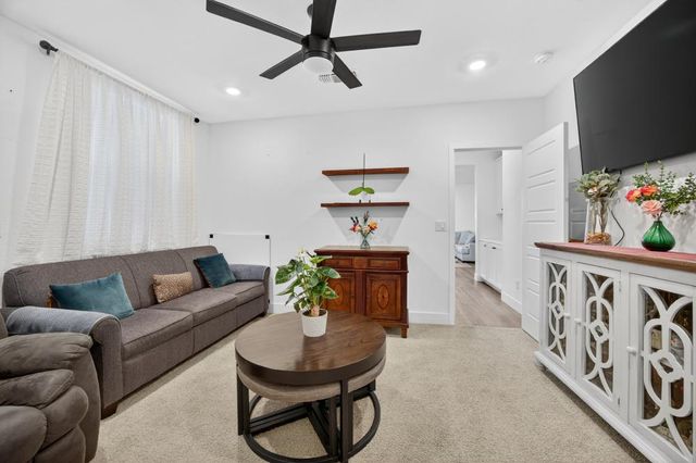 979 Ayers Ln, Galt, CA 95632