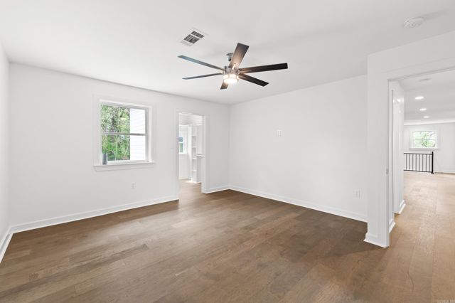 3237 College Avenue, Conway, AR 72034