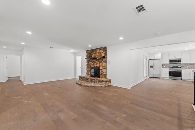 3237 College Avenue, Conway, AR 72034