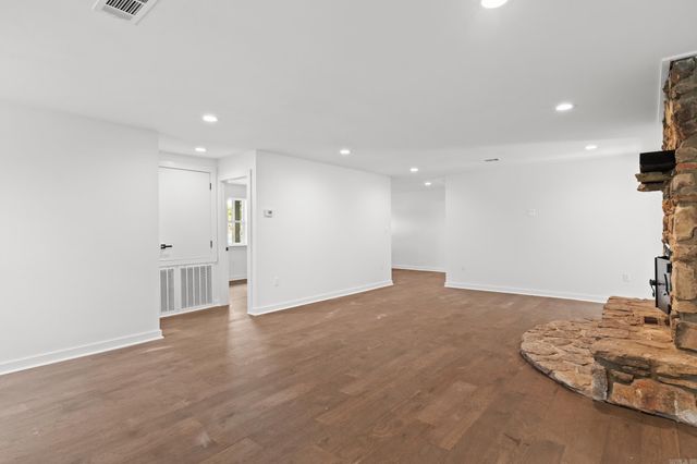 3237 College Avenue, Conway, AR 72034