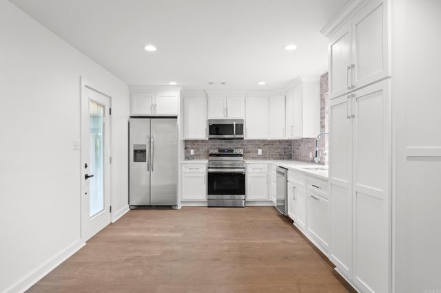 3237 College Avenue, Conway, AR 72034