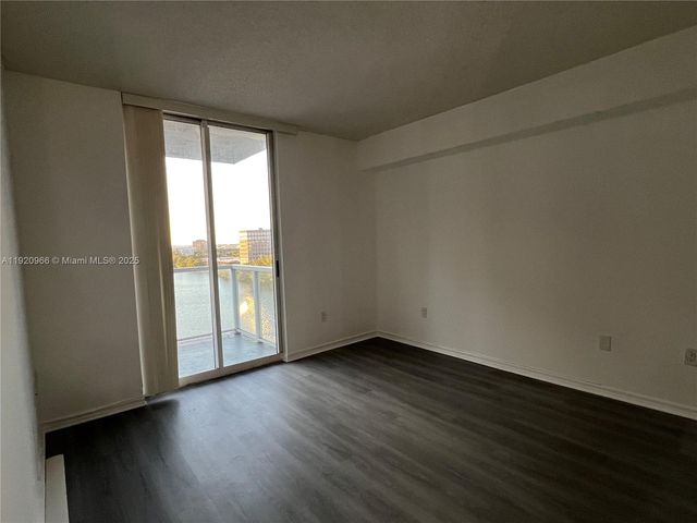 5085 NW 7th St 1103, Miami, FL 33126