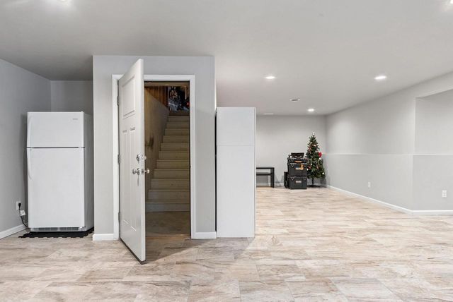 448 MEADOW WIND DRIVE, Green Bay, WI 54311