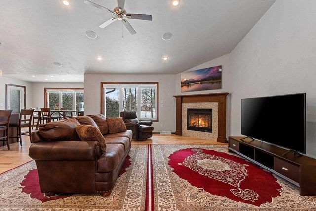 448 MEADOW WIND DRIVE, Green Bay, WI 54311