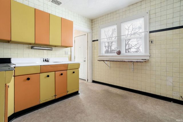 1238 Diamond Avenue, South Bend, IN 46628