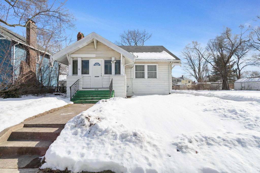 1238 Diamond Avenue, South Bend, IN 46628