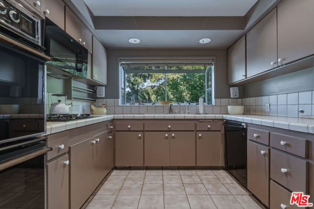 3553 Summerfield Drive, Los Angeles, CA 91423