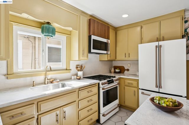 5335 El Camile Ave, Oakland, CA 94619