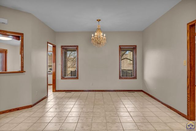 2405 SE Saturn DR, Topeka, KS 66605