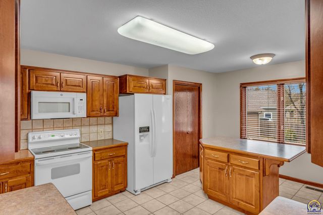 2405 SE Saturn DR, Topeka, KS 66605