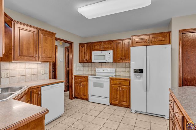 2405 SE Saturn DR, Topeka, KS 66605